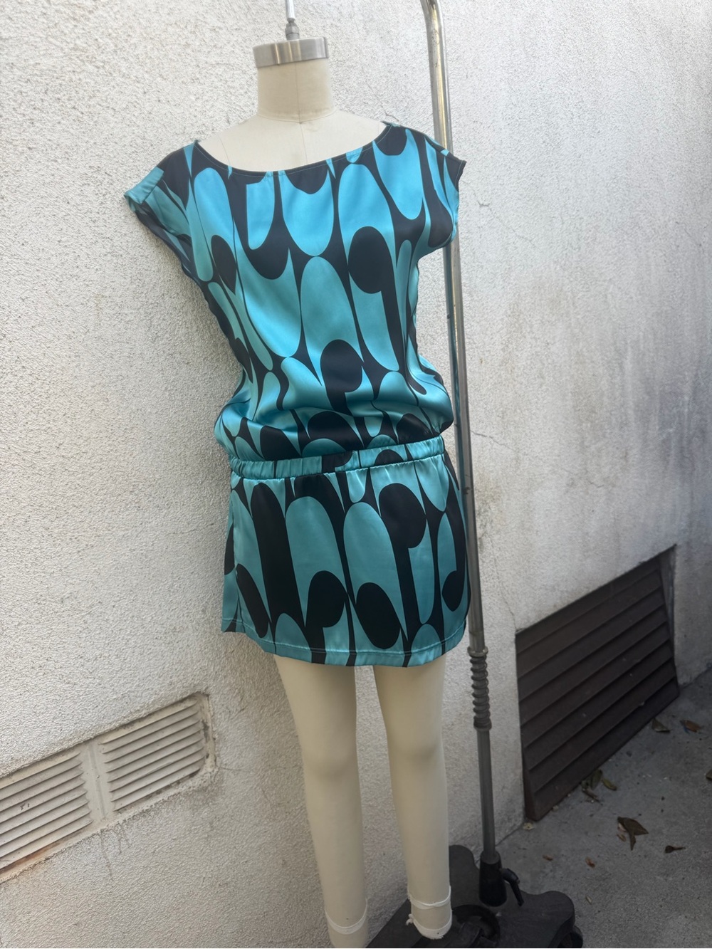 Rampage Teal and Black Geometric Satin Blouse